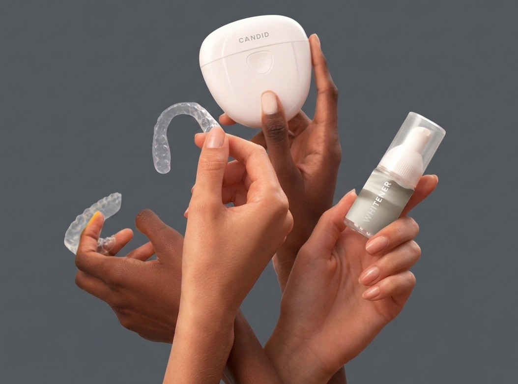 Alineadores transparentes de ortodoncia invisible sobre un modelo dental
